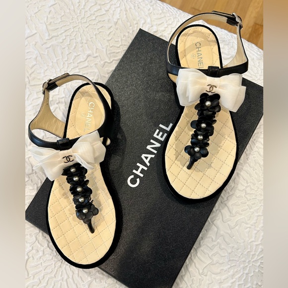 CHANEL Pearl and Bow Sandals Sz 35.5 - Picture 2 of 8